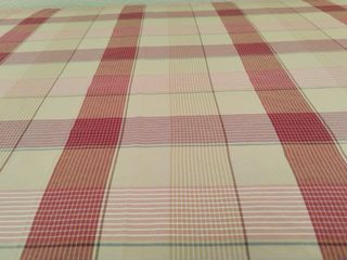 varias sábanas y mantas iguales