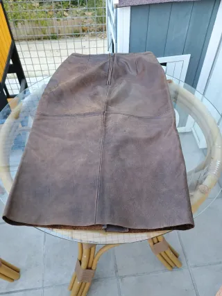 Falda de piel marrón