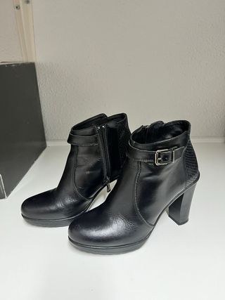 Botines de tacón negros