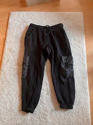 Pantalón cargo negro chico