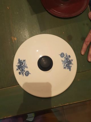 Coperchio con decorazioni floreali blu