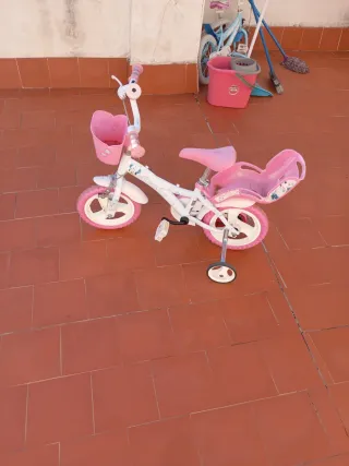 Bicicleta infantil rosa y blanca