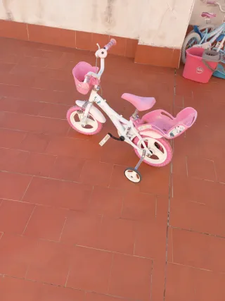 Bicicleta infantil rosa y blanca