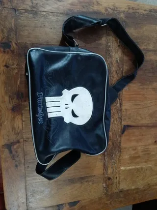Bolso bandolera Punisher negro y blanco