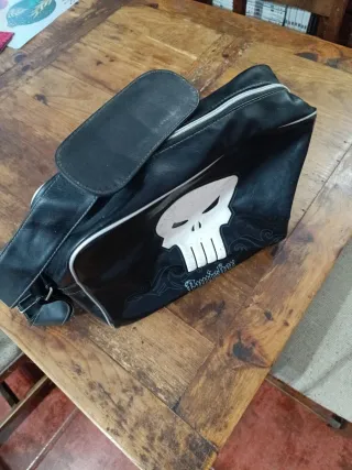 Bolso bandolera Punisher negro y blanco