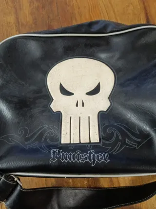 Bolso bandolera Punisher negro y blanco