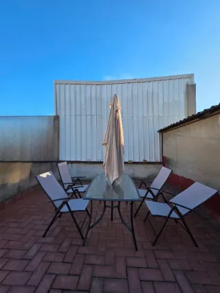 Mesa + 4 Sillas Jardín + Parasol