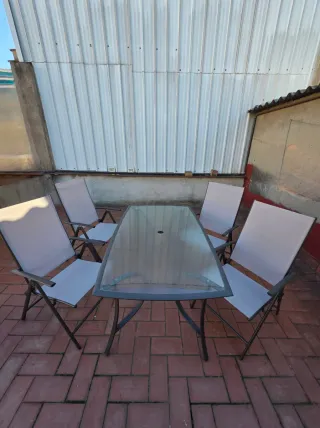 Mesa + 4 Sillas Jardín + Parasol