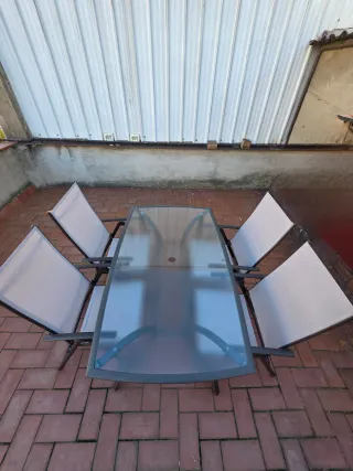Mesa + 4 Sillas Jardín + Parasol