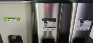 3 Cubos de basura metálicos y plástico