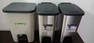 3 Cubos de basura metálicos y plástico
