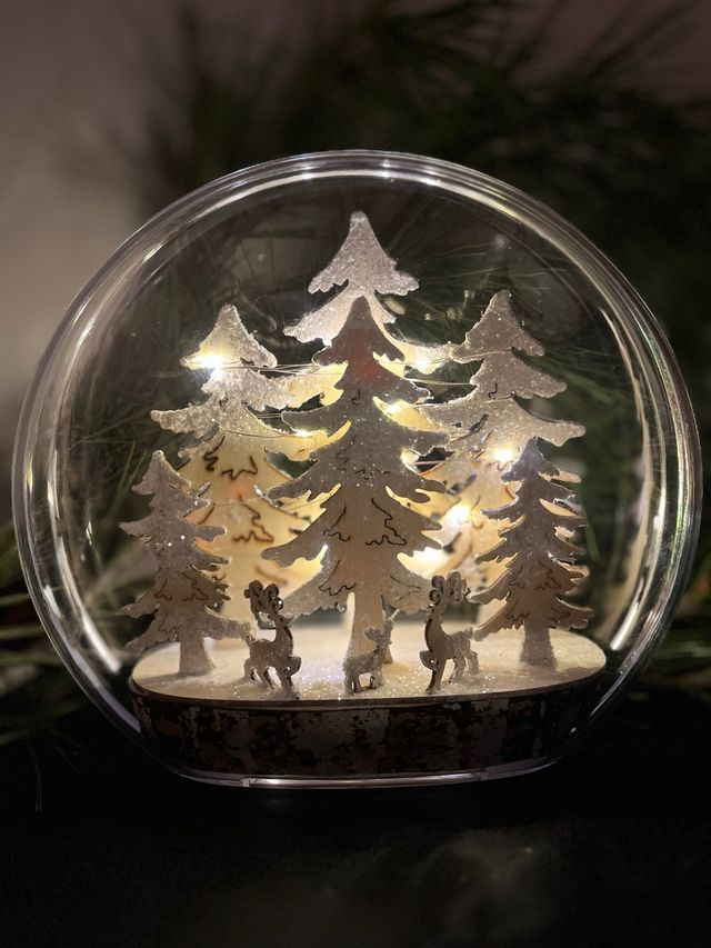 Sfera di cristallo con albero e cervi