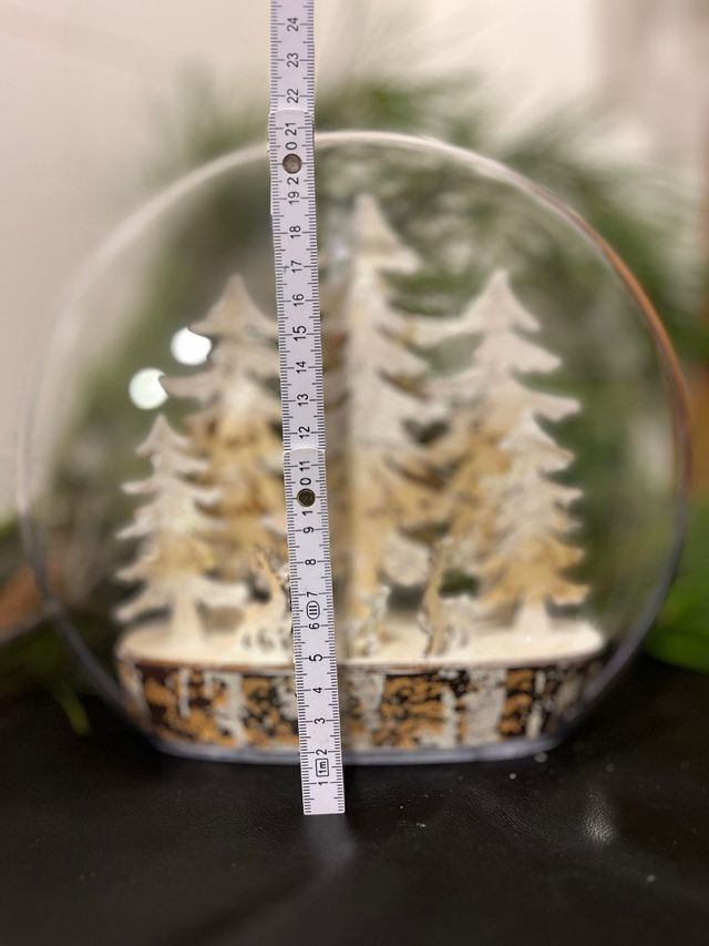 Sfera di cristallo con albero e cervi