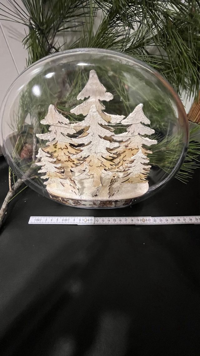 Sfera di cristallo con albero e cervi