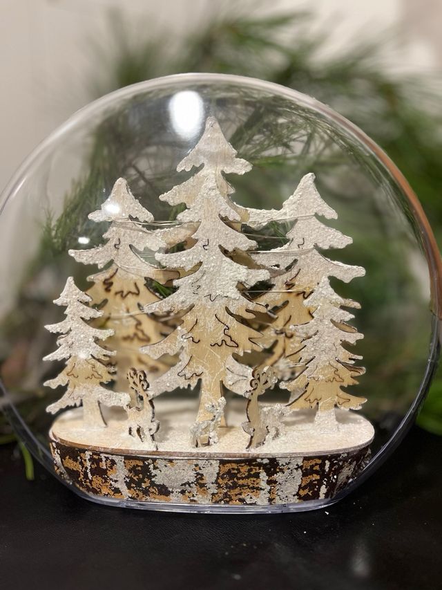 Sfera di cristallo con albero e cervi