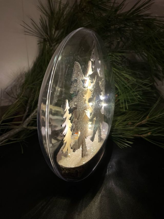 Sfera di cristallo con albero e cervi