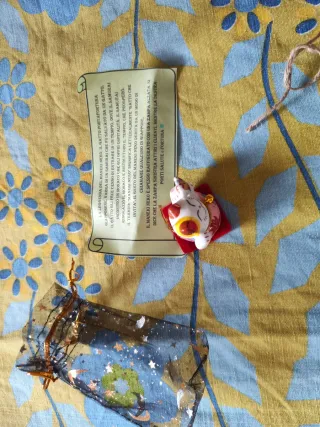 Maneki Neko portafortuna e sacchetto regalo