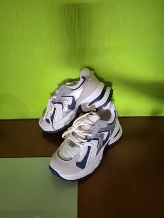 Zapatillas plateadas y blancas