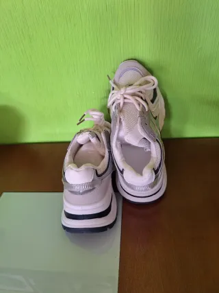 Zapatillas plateadas y blancas