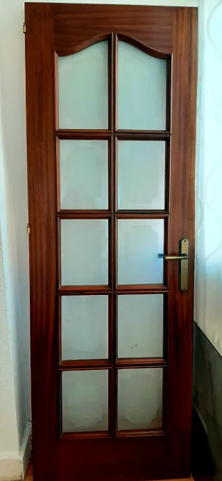 Dos puertas de madera maciza con cristales