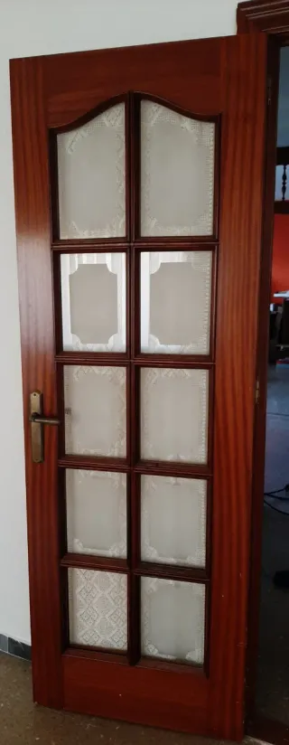 Dos puertas de madera maciza con cristales