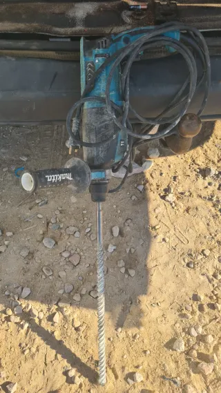 Taladro percutor Makita + broca