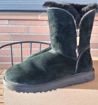Botas UGG negras con cremallera y pelo