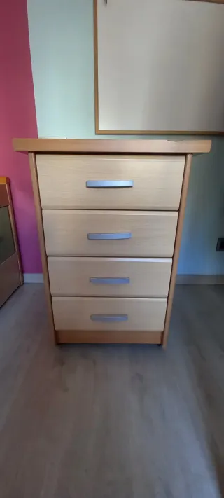 Cómoda de madera con tiradores plateados