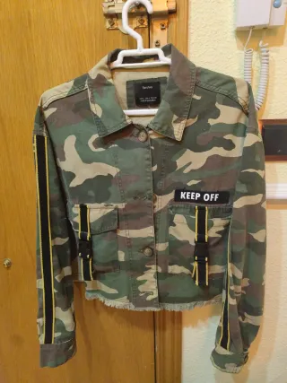 Chaqueta Bershka Camuflaje Talla L