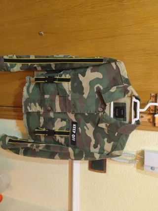 Chaqueta Bershka Camuflaje Talla L