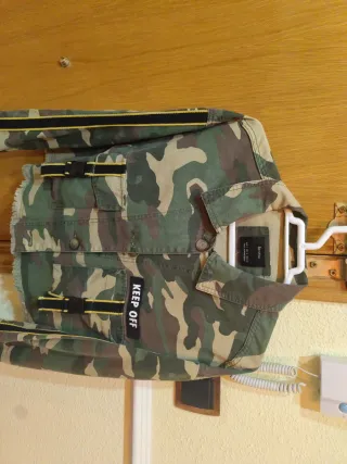 Chaqueta Bershka Camuflaje Talla L
