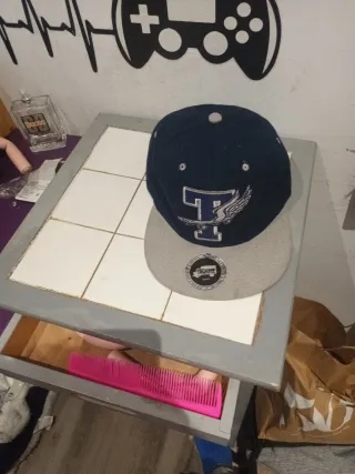 Gorra azul y gris