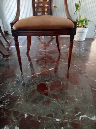 Sillas de salón de madera y ratán