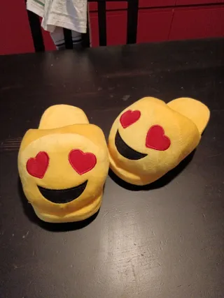 Pantofole emoji con cuori