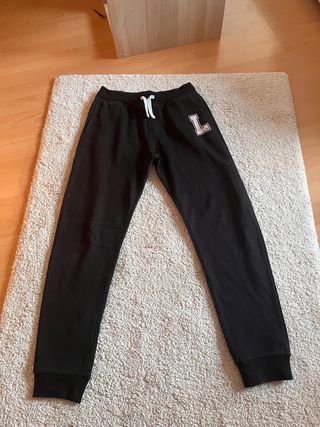 Pantalón negro con logo L
