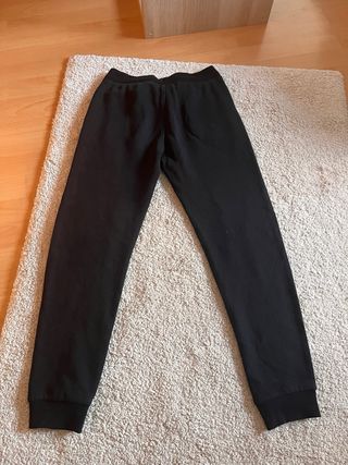Pantalón negro con logo L