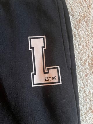 Pantalón negro con logo L
