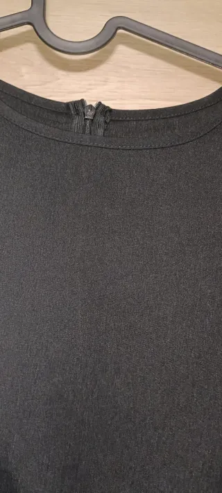 Vestido negro elegante con nudo