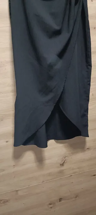 Vestido negro elegante con nudo