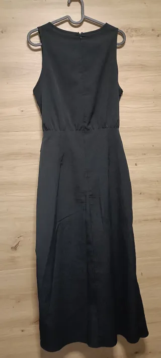 Vestido negro elegante con nudo
