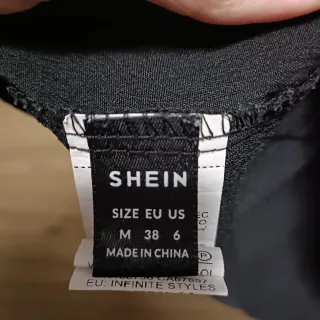 Vestido negro elegante con nudo