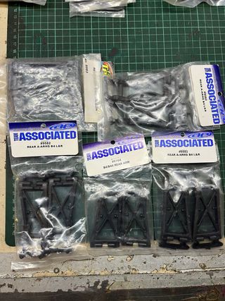 Team Associated B4.1/B4.2 Repuestos trapecios tras