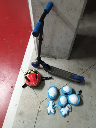 Patinete infantil con casco y protecciones