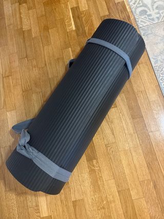 Esterilla de pilates negra con correas