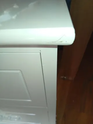 Cómoda de madera blanca con diseño floral