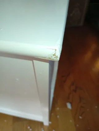 Cómoda de madera blanca con diseño floral