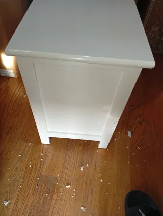 Cómoda de madera blanca con diseño floral