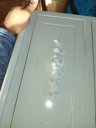 Cómoda de madera blanca con diseño floral