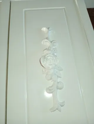 Cómoda de madera blanca con diseño floral