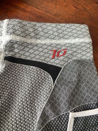 Pantalones cortos HoKo negros y rojos. Talla M.